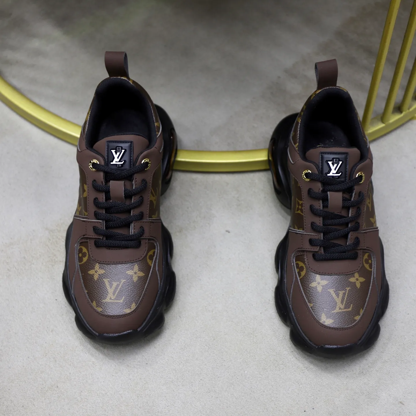 Ex-factory price: 462💰🙅‍♂️🙅‍♂️🙅‍♂️ Brand: Louis Vuitton Standard code: 38-44 (45 customized) Grade: Same as the official website Material: Original cowhide splicing fabric Comfortable and breathable lining Lightweight, soft and wear-resistant outsole Style category: Men's fashionable casual shoes Running sneakers Distinguished luxury brand elements Top luxury Color: actual picture color